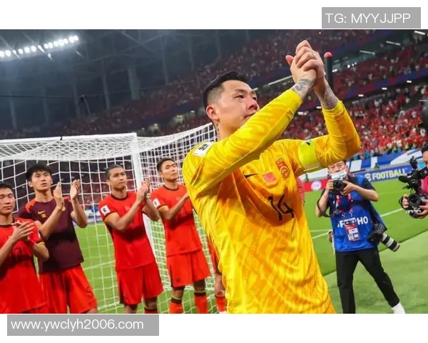 足球明星泪洒赛场瞬间展现脆弱一面引发球迷共鸣与感动